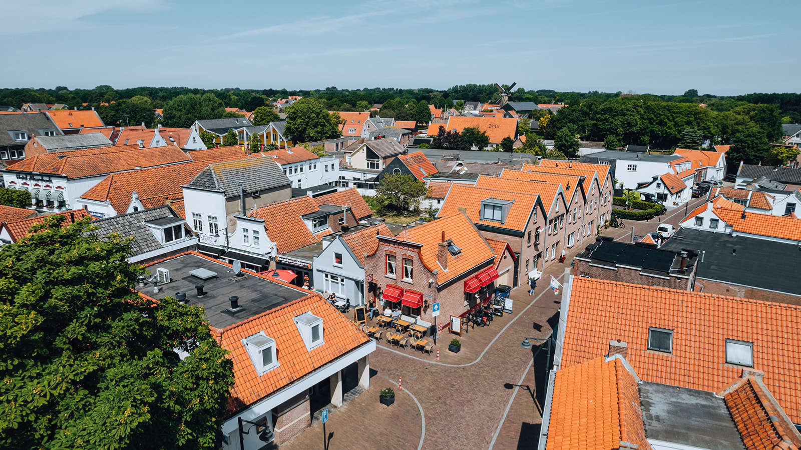 Terrassen, Geschäfte und Restaurants in Ouddorp